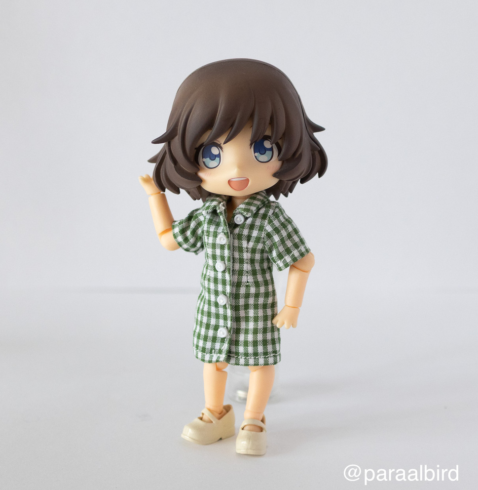 ポーズをとってこちらに微笑むアリスちゃん。